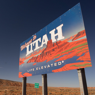 The welcome sign for Utah state.