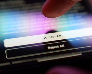 Finger selecting Accept All on a cookies pop-up.