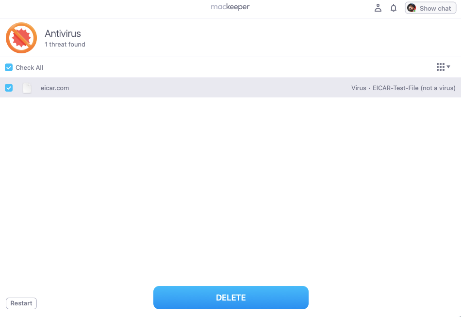 MacKeeper antivirus scan results with one threat flagged.